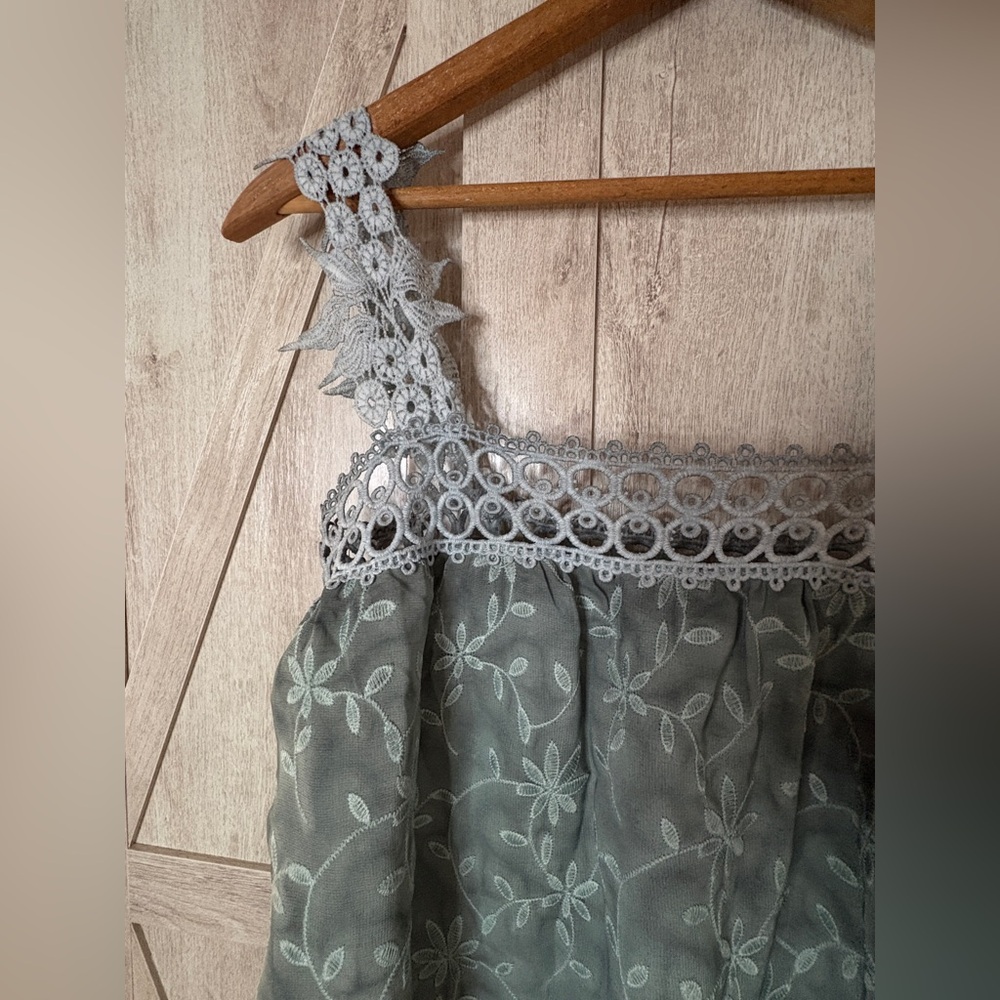 POL Green Floral Lace Strap Tank Top – Size S - Picture 2 of 7
